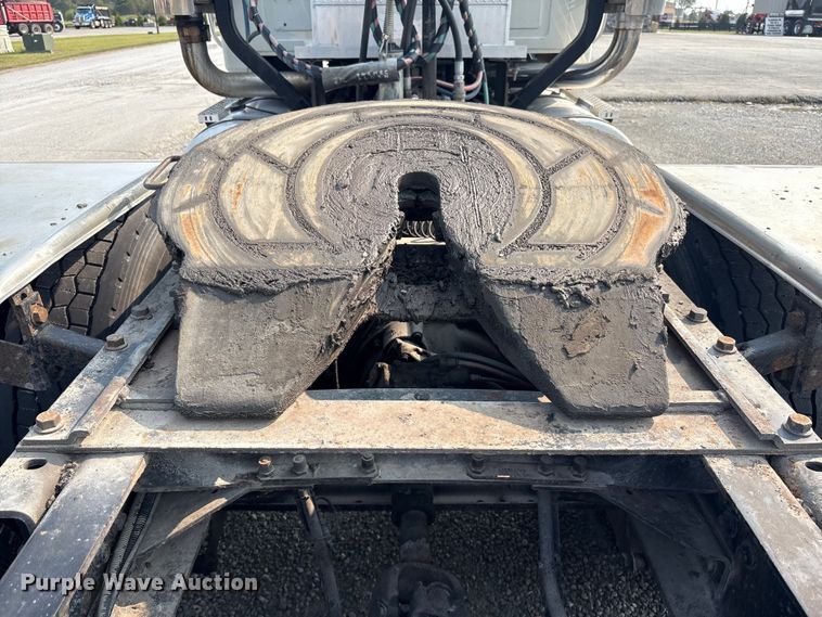 image for item EC4404 2007 Mack CL733 semi truck