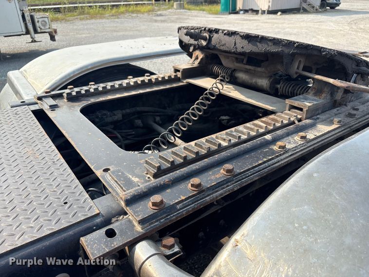 image for item EC4404 2007 Mack CL733 semi truck