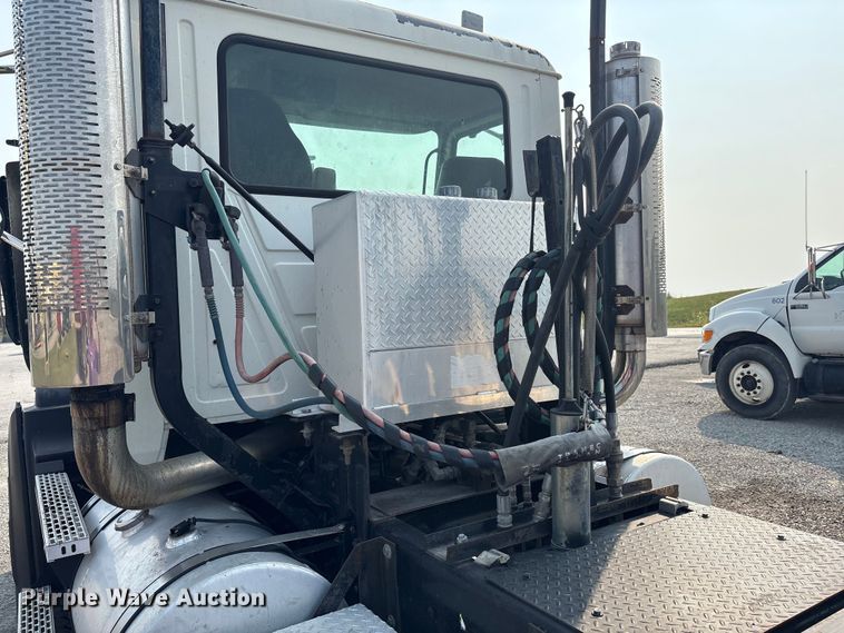 image for item EC4404 2007 Mack CL733 semi truck