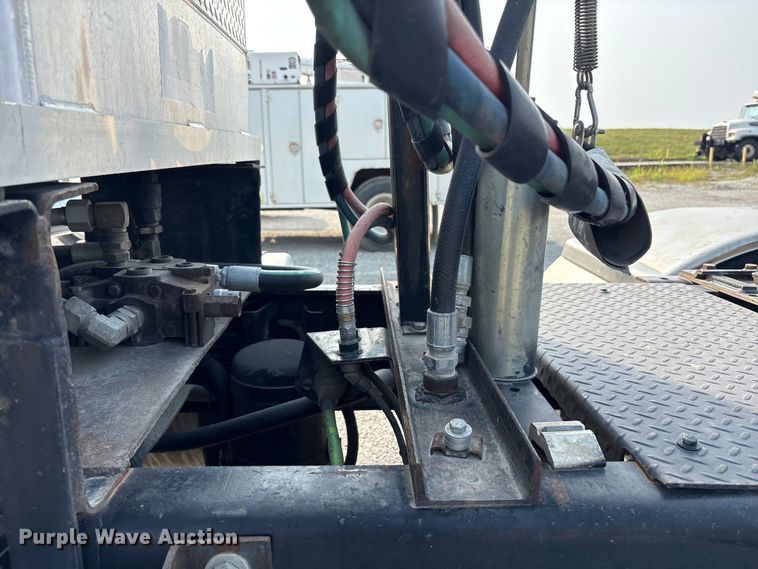 image for item EC4404 2007 Mack CL733 semi truck