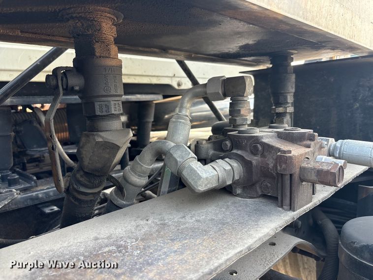 image for item EC4404 2007 Mack CL733 semi truck