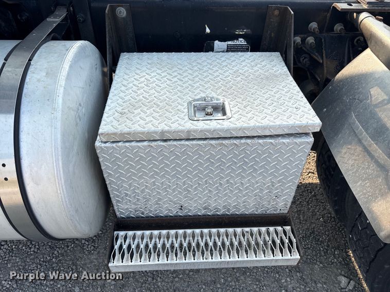 image for item EC4404 2007 Mack CL733 semi truck