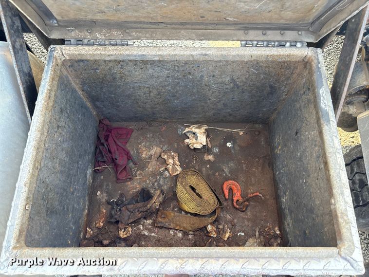 image for item EC4404 2007 Mack CL733 semi truck