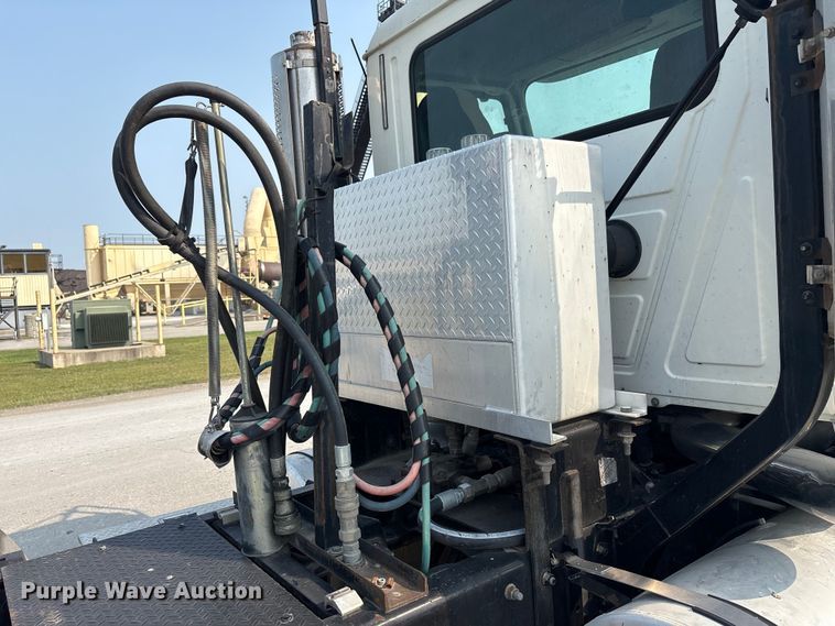 image for item EC4404 2007 Mack CL733 semi truck