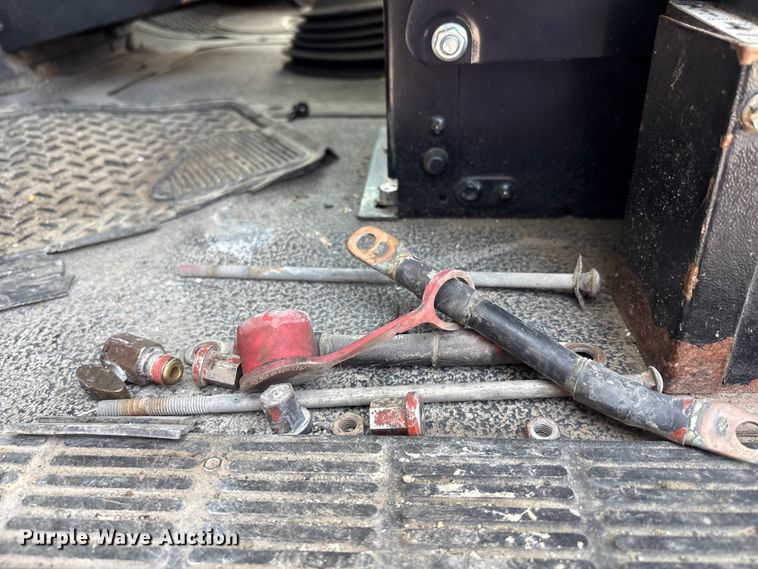 image for item EC4404 2007 Mack CL733 semi truck