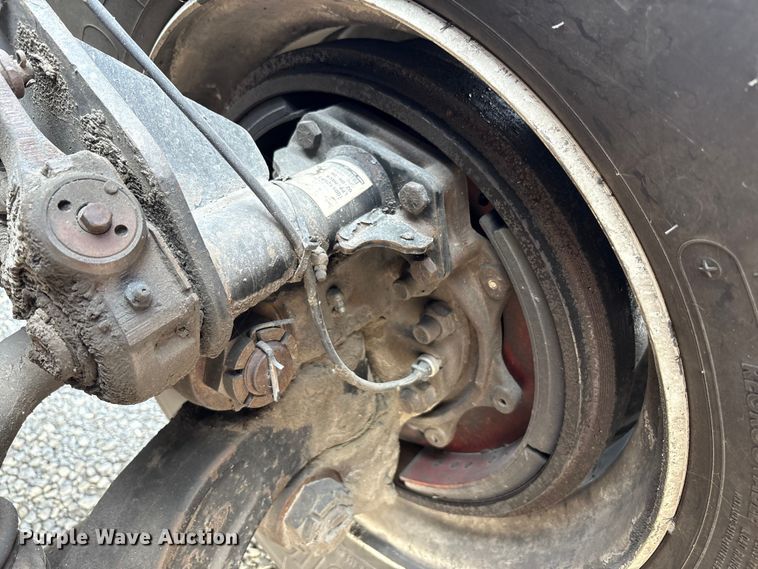 image for item EC4404 2007 Mack CL733 semi truck