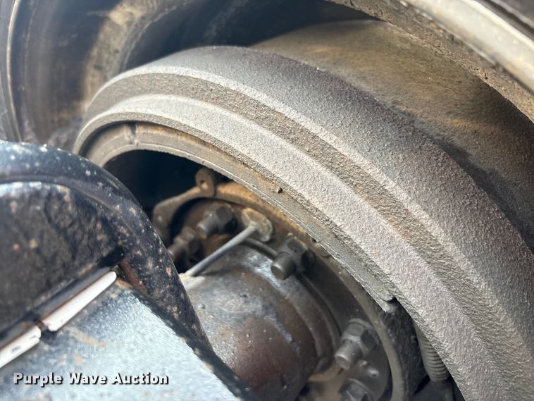 image for item EC4404 2007 Mack CL733 semi truck