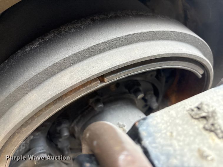 image for item EC4404 2007 Mack CL733 semi truck