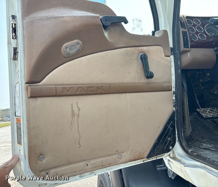 image for item EC4404 2007 Mack CL733 semi truck