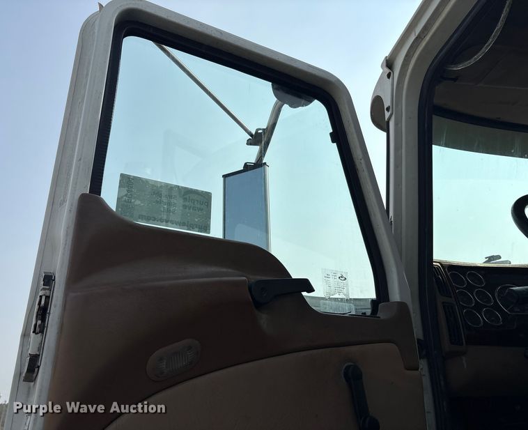 image for item EC4404 2007 Mack CL733 semi truck