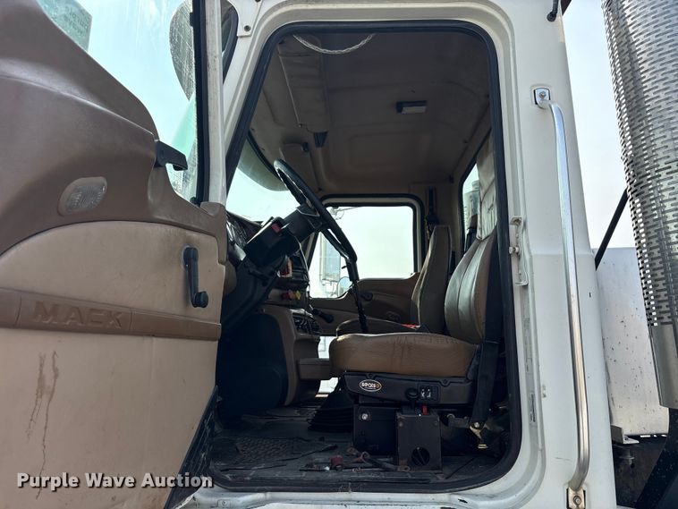 image for item EC4404 2007 Mack CL733 semi truck