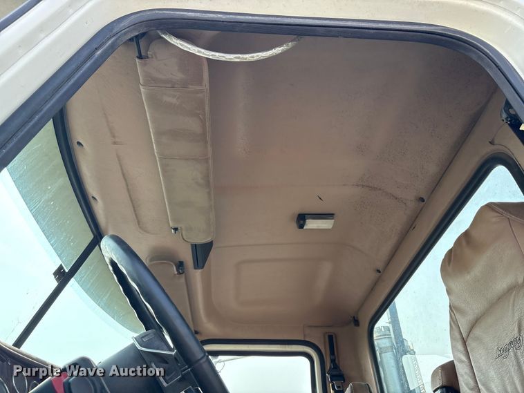 image for item EC4404 2007 Mack CL733 semi truck