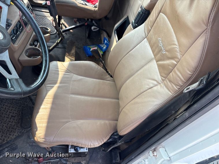 image for item EC4404 2007 Mack CL733 semi truck