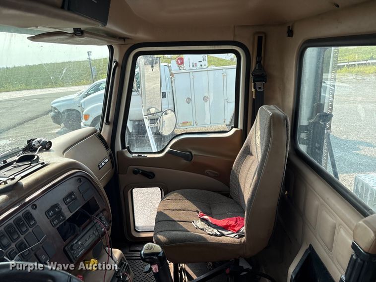 image for item EC4404 2007 Mack CL733 semi truck