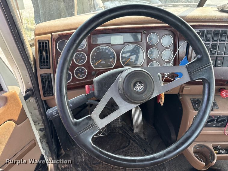 image for item EC4404 2007 Mack CL733 semi truck