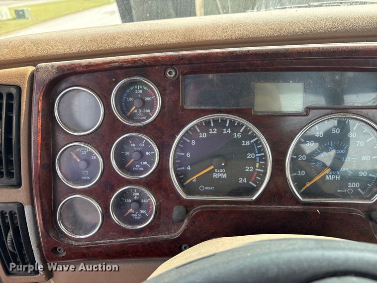 image for item EC4404 2007 Mack CL733 semi truck