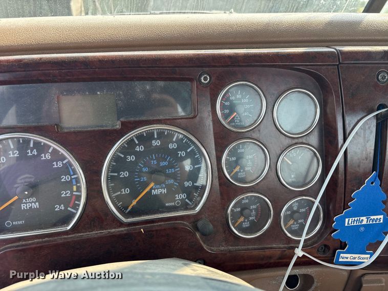 image for item EC4404 2007 Mack CL733 semi truck