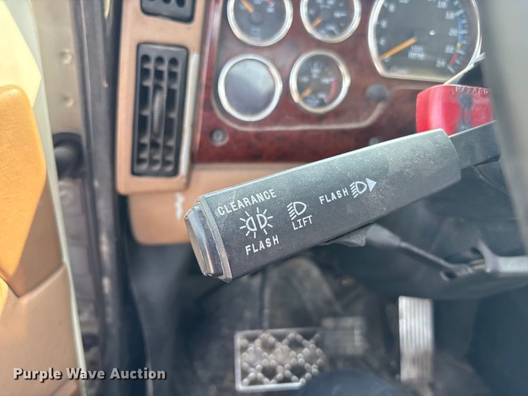 image for item EC4404 2007 Mack CL733 semi truck