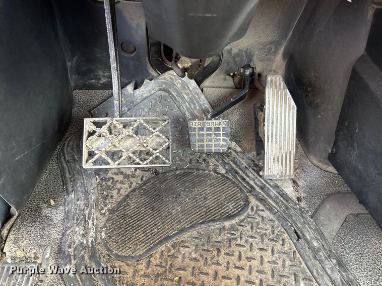 image for item EC4404 2007 Mack CL733 semi truck