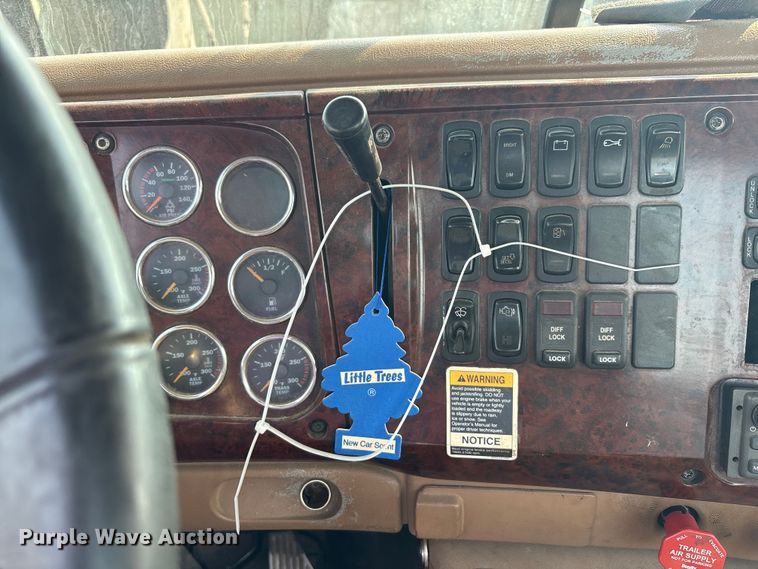 image for item EC4404 2007 Mack CL733 semi truck