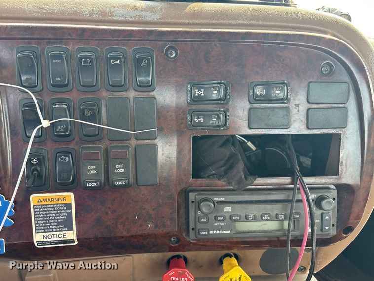 image for item EC4404 2007 Mack CL733 semi truck