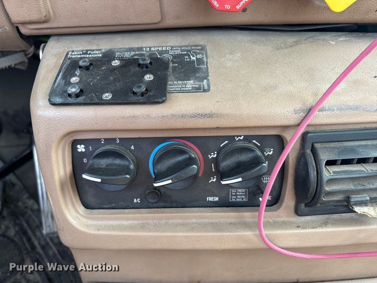 image for item EC4404 2007 Mack CL733 semi truck