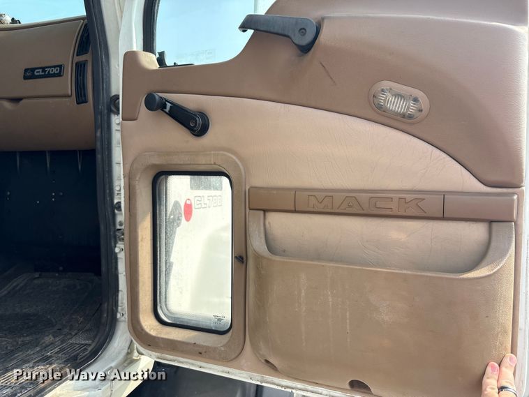 image for item EC4404 2007 Mack CL733 semi truck