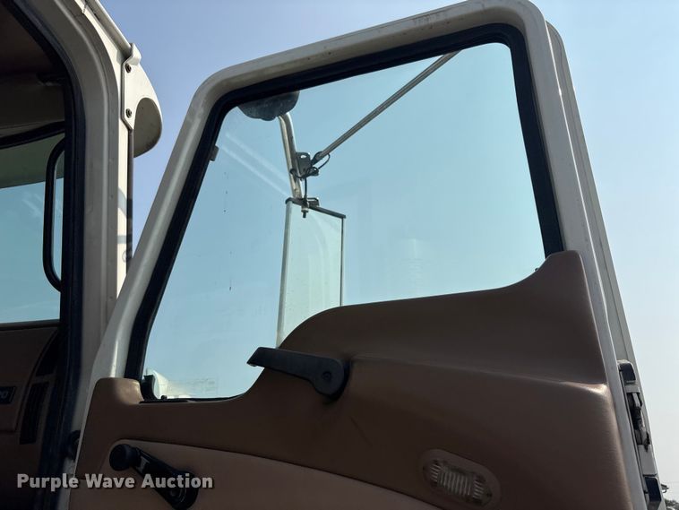 image for item EC4404 2007 Mack CL733 semi truck