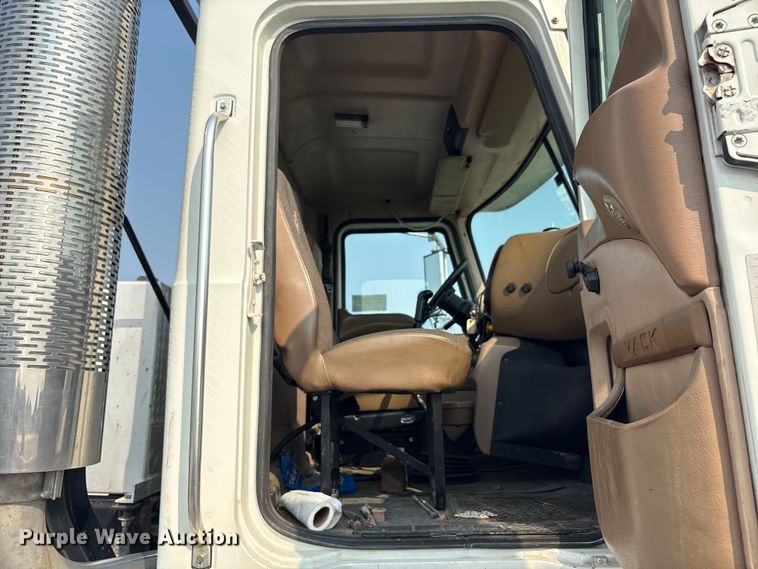 image for item EC4404 2007 Mack CL733 semi truck