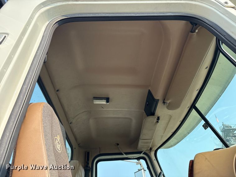 image for item EC4404 2007 Mack CL733 semi truck