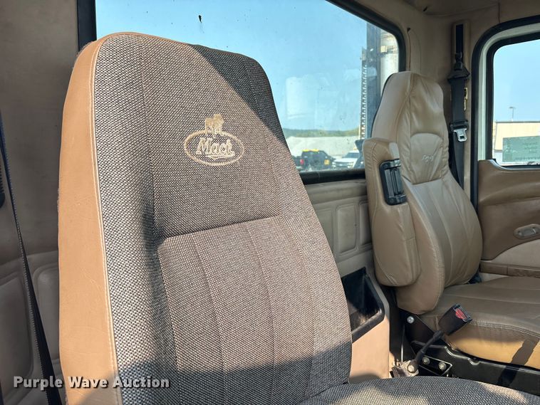 image for item EC4404 2007 Mack CL733 semi truck