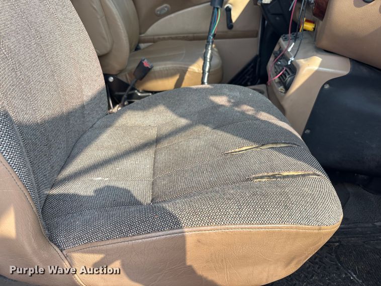 image for item EC4404 2007 Mack CL733 semi truck