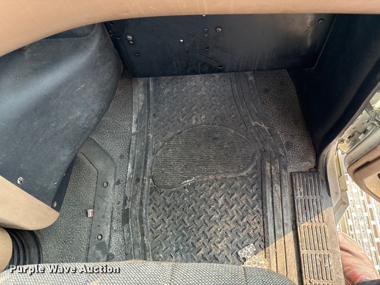 image for item EC4404 2007 Mack CL733 semi truck