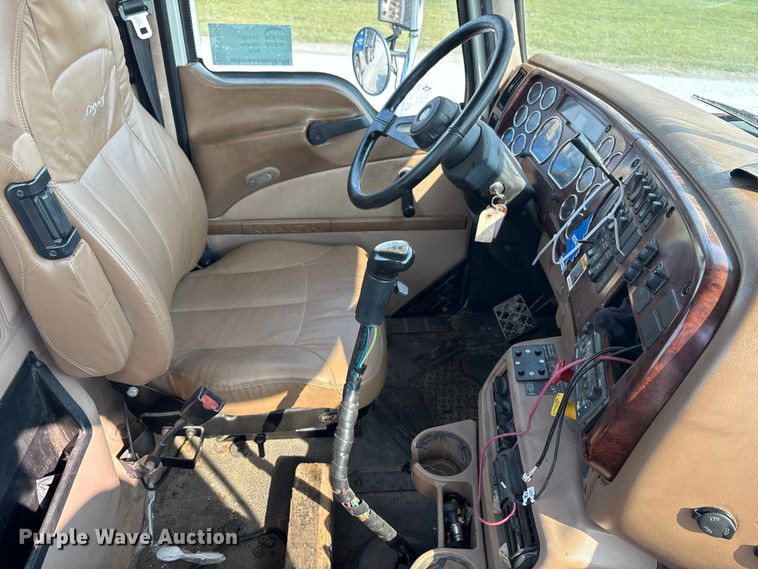 image for item EC4404 2007 Mack CL733 semi truck