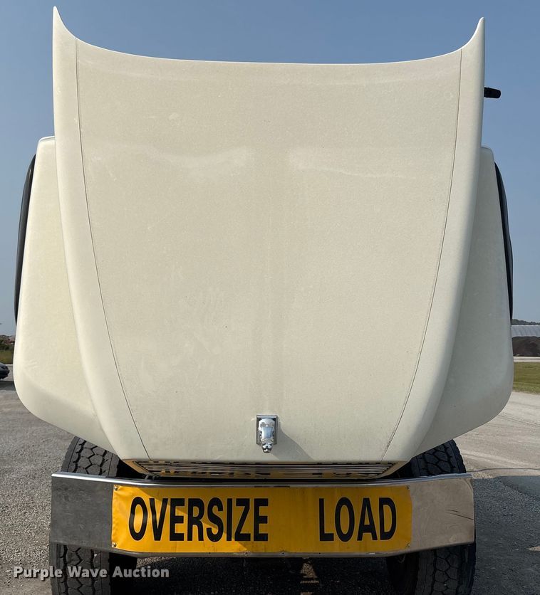 image for item EC4404 2007 Mack CL733 semi truck