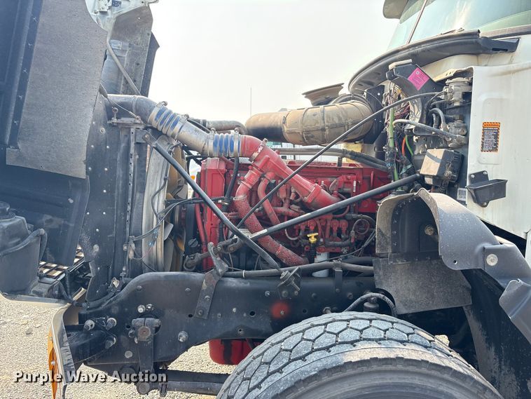 image for item EC4404 2007 Mack CL733 semi truck