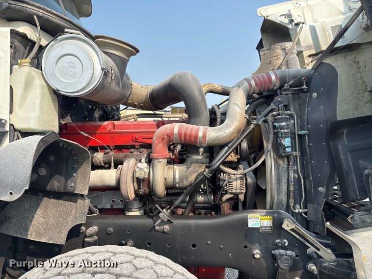 image for item EC4404 2007 Mack CL733 semi truck