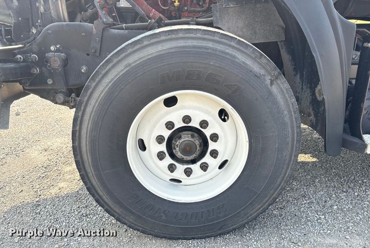 image for item EC4404 2007 Mack CL733 semi truck