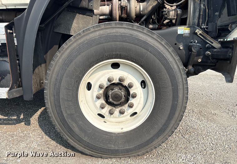 image for item EC4404 2007 Mack CL733 semi truck