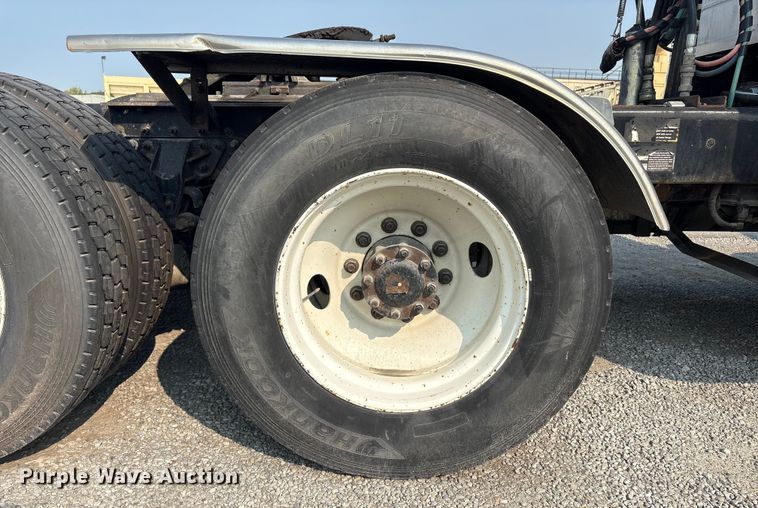 image for item EC4404 2007 Mack CL733 semi truck