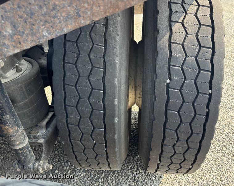 image for item EC4404 2007 Mack CL733 semi truck