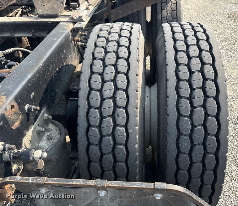 image for item EC4404 2007 Mack CL733 semi truck