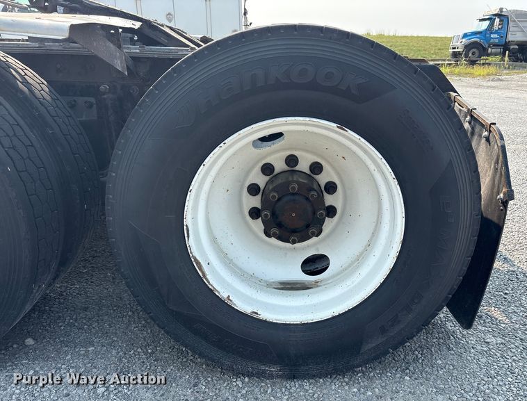 image for item EC4404 2007 Mack CL733 semi truck