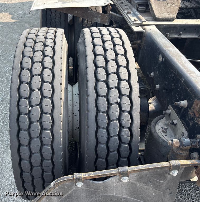 image for item EC4404 2007 Mack CL733 semi truck