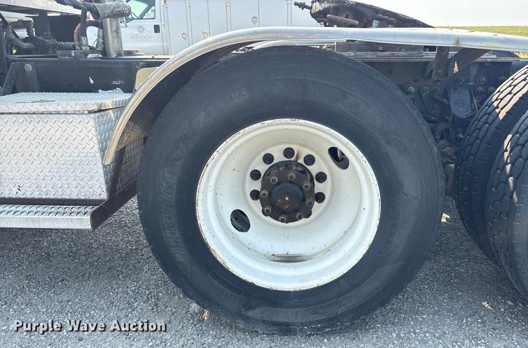 image for item EC4404 2007 Mack CL733 semi truck