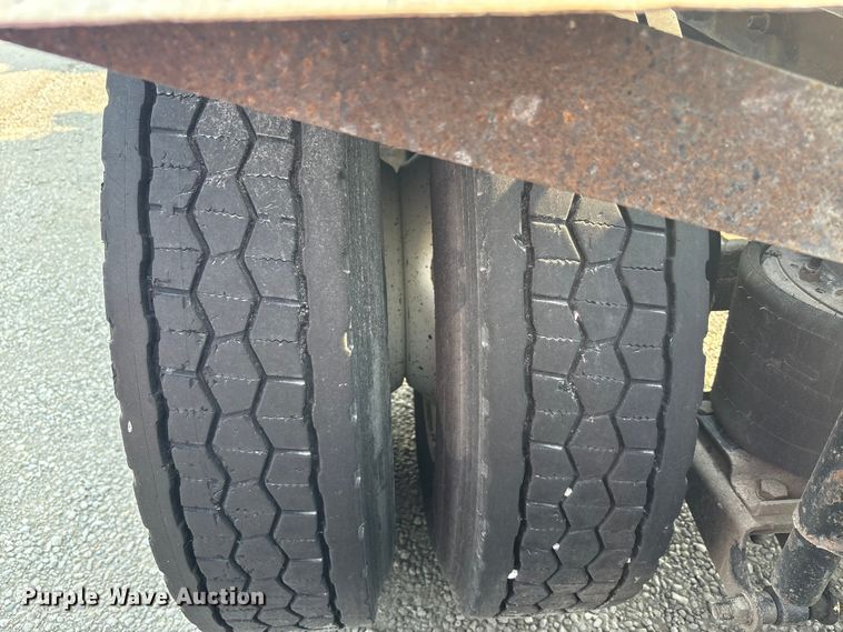 image for item EC4404 2007 Mack CL733 semi truck