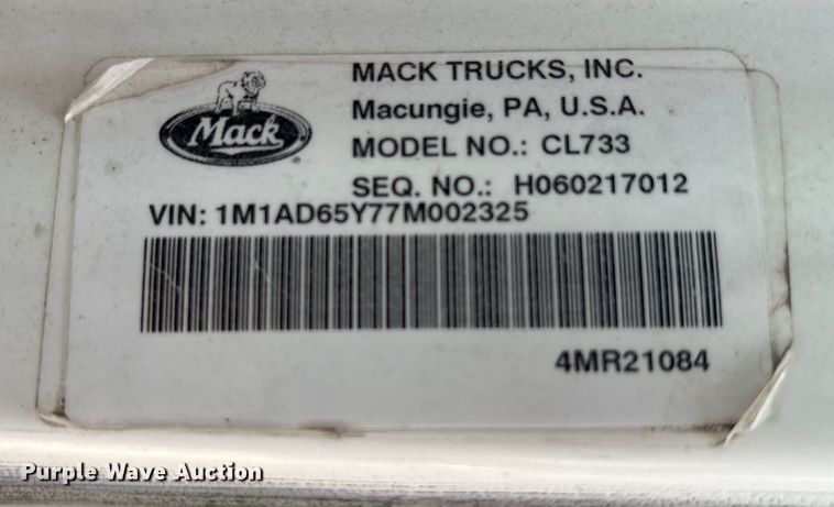 image for item EC4404 2007 Mack CL733 semi truck