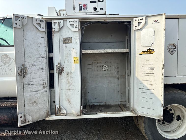 image for item EC4405 2006 Ford F650 Super Duty utility / service truck