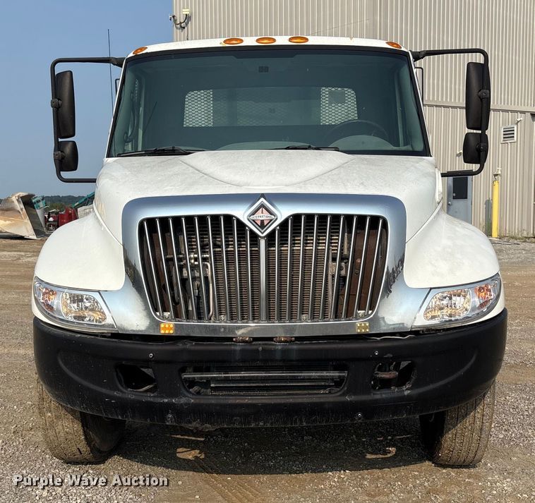 image for item EC4406 2005 International 4300 flatbed truck