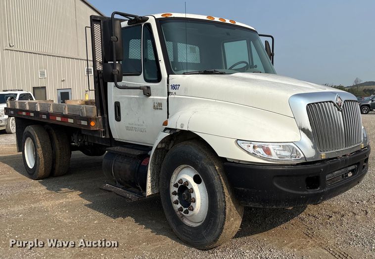 image for item EC4406 2005 International 4300 flatbed truck